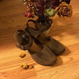 Noa A Made in Italy brown clog platform sandals
